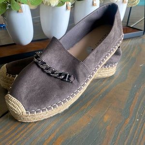 Tahari gray sueded espadrilles